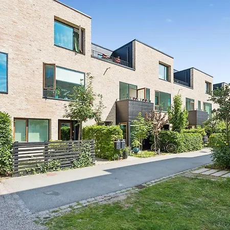 Spacious Near & 1 Min Walk To 別荘