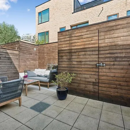 Spacious Near & 1 Min Walk To 別荘 *